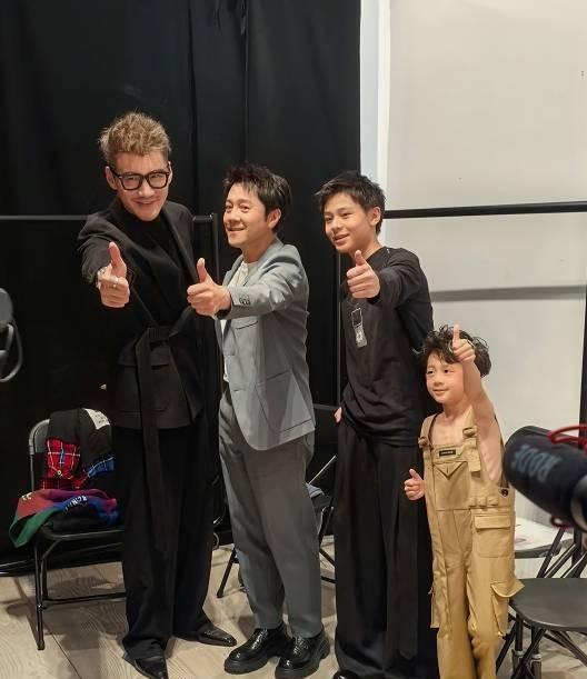 包含浓眉哥新星势不可挡表现惊艳，美国队未来可期！的词条